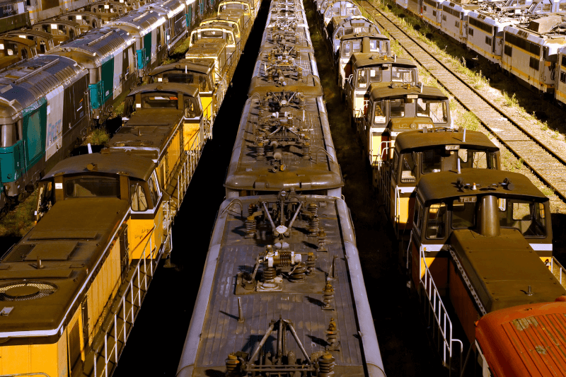 Image de la longue agonie du fret ferroviaire, une vieille gare délabrée, pleine de locomotives jaunes